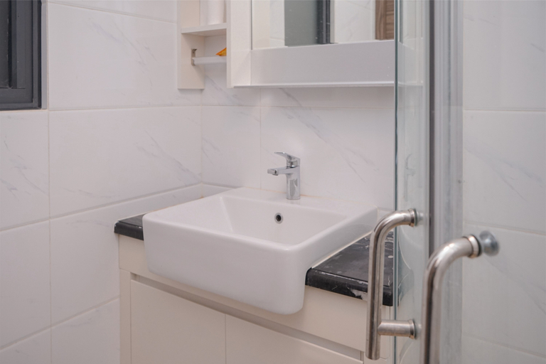 Bathroom 2, Spacious and Simple 3BR Sky House BSD Apartment By Travelio, South Tangerang