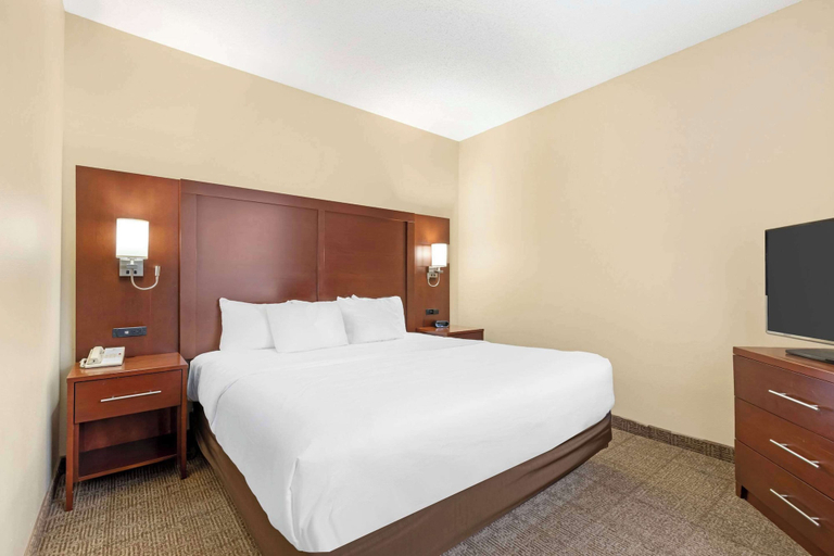 Bedroom 3, Comfort Suites Cedar Falls Industrial Park, Black Hawk
