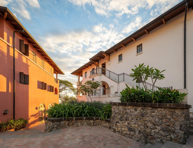 Exterior & Views