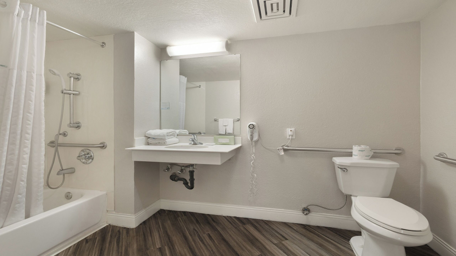 Bathroom 5, Howard Johnson by Wyndham Sacramento Downtown, Sacramento