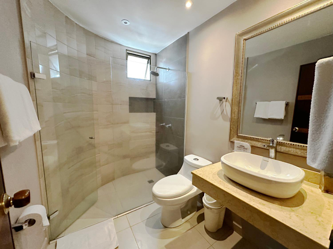 Bathroom 4, Howard Johnson Hotel Versalles Barranquilla, Barranquilla