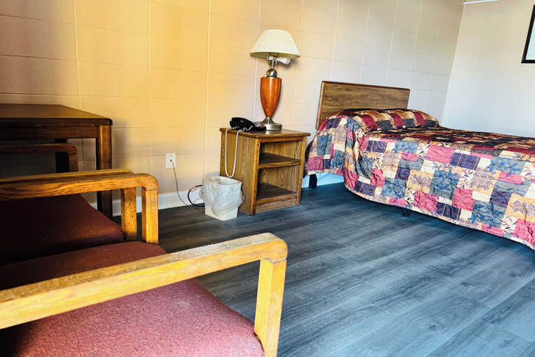 Bedroom 3, Clayton House Motel, Winnebago