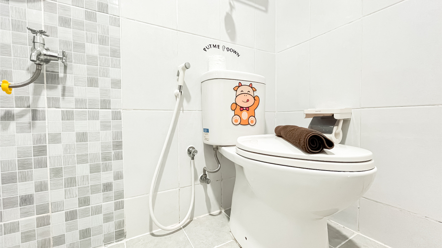 Bathroom 5, Cozy Design 2BR Apartment Tokyo Riverside PIK 2 By Travelio, Tangerang