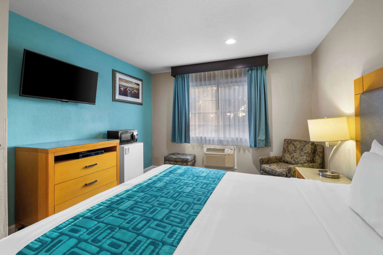 Bedroom 3, Howard Johnson by Wyndham Santa Cruz, Santa Cruz