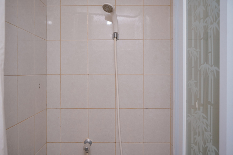 Bathroom 5, Good and Nice Studio Room at Poris 88 Apartment By Travelio, Tangerang