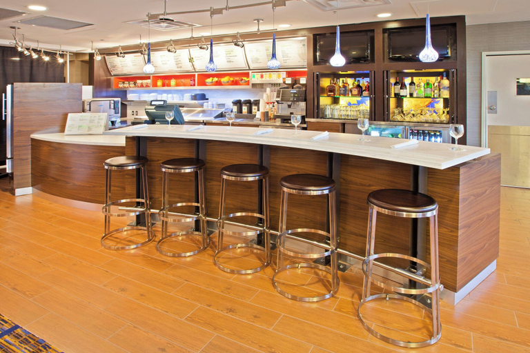 Food & Drinks 5, Courtyard by Marriott Louisville Northeast, Jefferson
