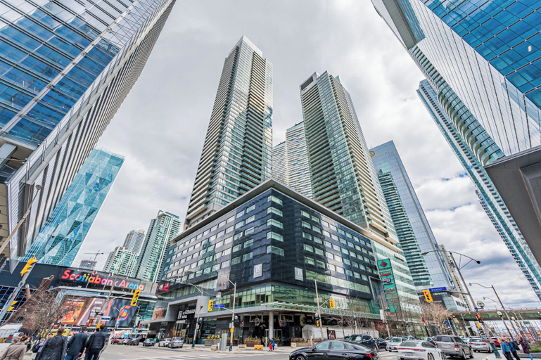 Exterior & Views 2, The Bay Suites Entertainment Dist, Toronto