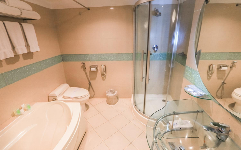 Bathroom 4, Lakeshore Hotel and Apartments, Dhaka