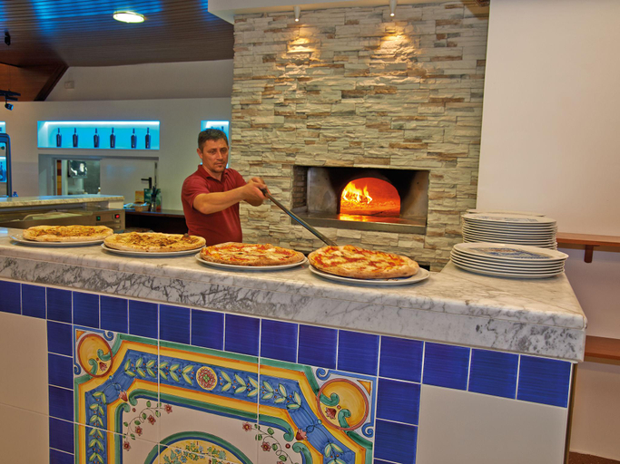 Food & Drinks 4, Modern Chalet in Pine Grove, Caserta