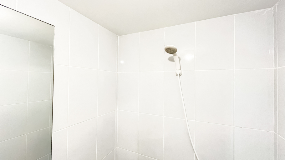 Bathroom 5, Nice and Cozy Studio at Tokyo Riverside PIK 2 Apartment By Travelio, Tangerang
