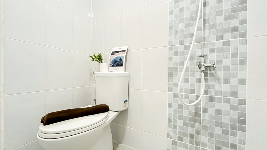 Bathroom 5, Nice and Comfy 2BR at 32th Floor Tokyo Riverside PIK 2 Apartment By Travelio, Tangerang