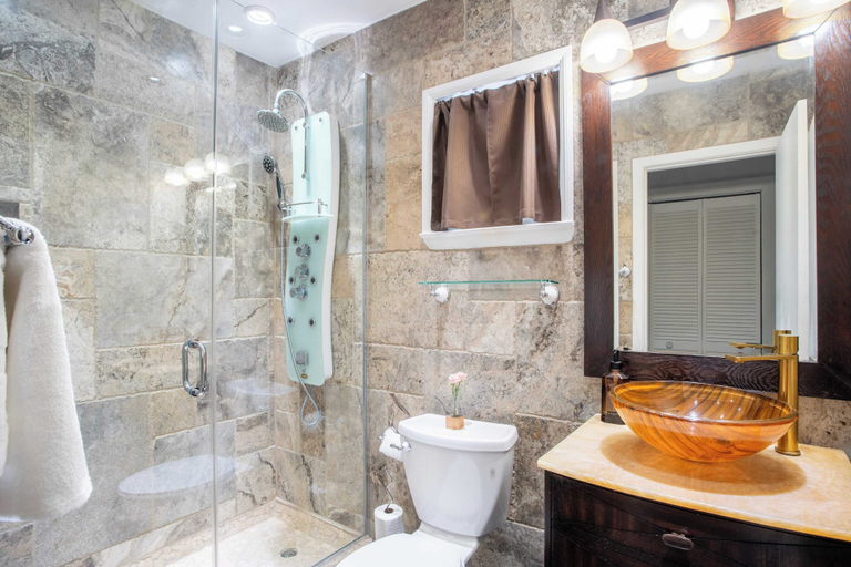 Bathroom, Red River by Avantstay Shared Pool + Hot Tub 20 Minutes to Downtown Austin, Travis