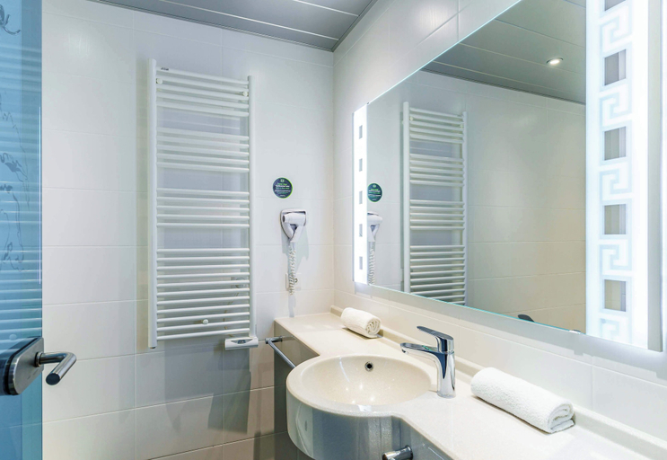 Bathroom 4, B&B HOTEL Saint Avold Nord, Moselle
