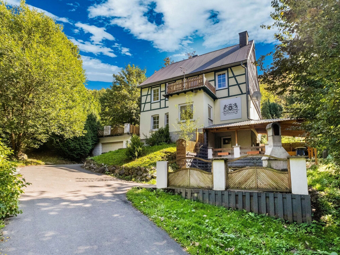 Exterior & Views