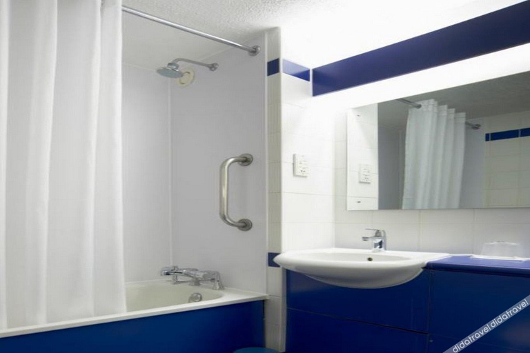 Bathroom 5, Travelodge Thame, Buckinghamshire