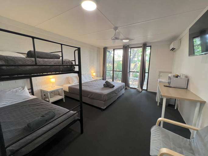 Bedroom 3, Jumbuck Motel, Longreach