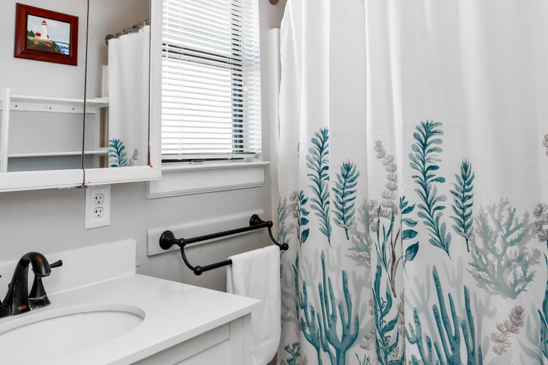 Bathroom 4, Sea Shell, Bay