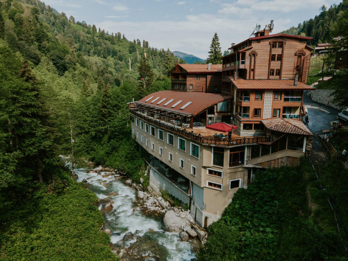 Exterior & Views