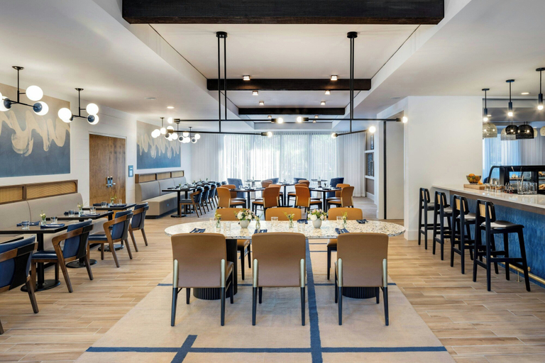 Food & Drinks 5, Delta Hotels by Marriott™ Jacksonville Deerwood, Duval