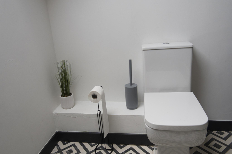 Bathroom 3, Newton's Suite, Kent