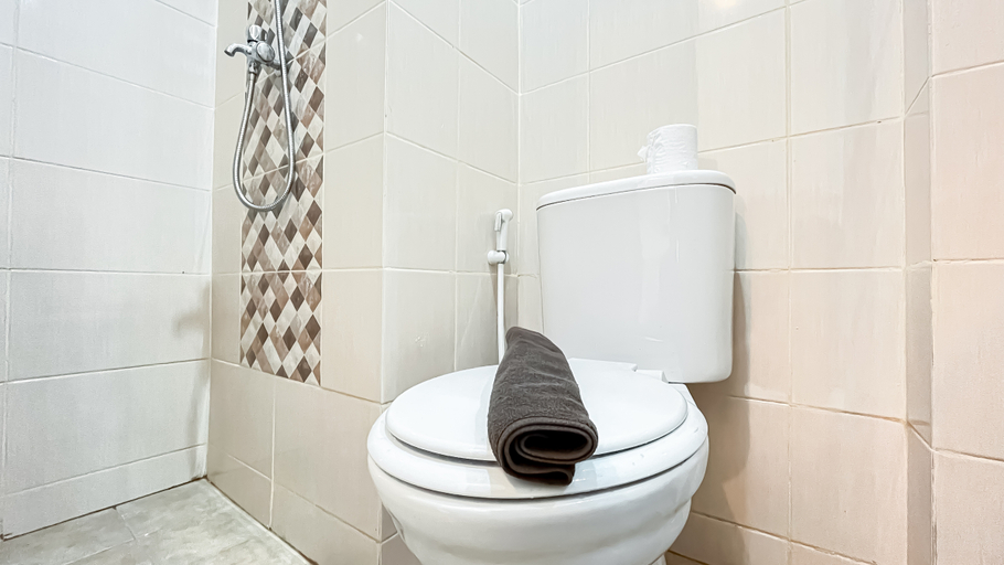 Bathroom 5, Cozy Studio Room at Dave Apartment By Travelio, Depok