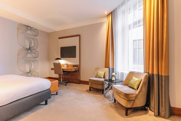 Bedroom 3, Reichshof Hotel Hamburg, Hamburg