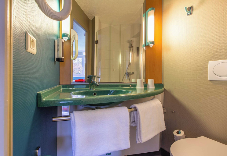 Bathroom 4, B&B Hotel Orléans Nord Saran, Loiret