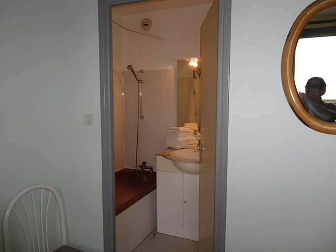 Bathroom 3, Les Sirenes, Savoie