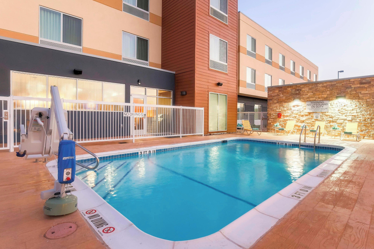 Sport & Beauty, Fairfield Inn & Suites Pleasanton, Atascosa