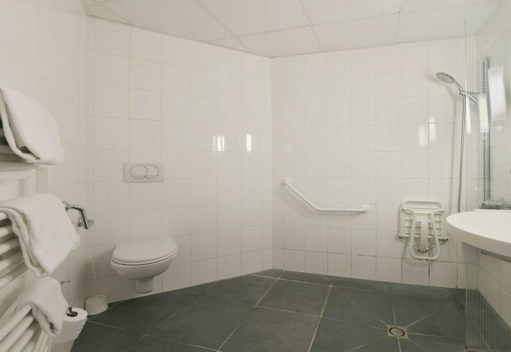 Bathroom 16