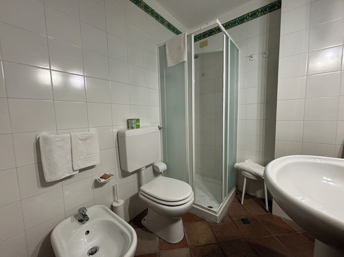 Bathroom 5, BAY PALACE MAZZARO', Messina