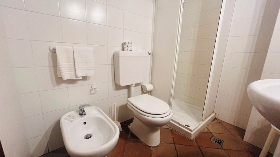 Bathroom 5, BAY PALACE MAZZARO', Messina