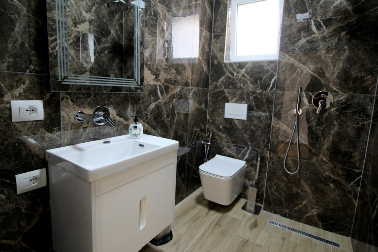 Bathroom 2, Alis Apartments, Sarandës