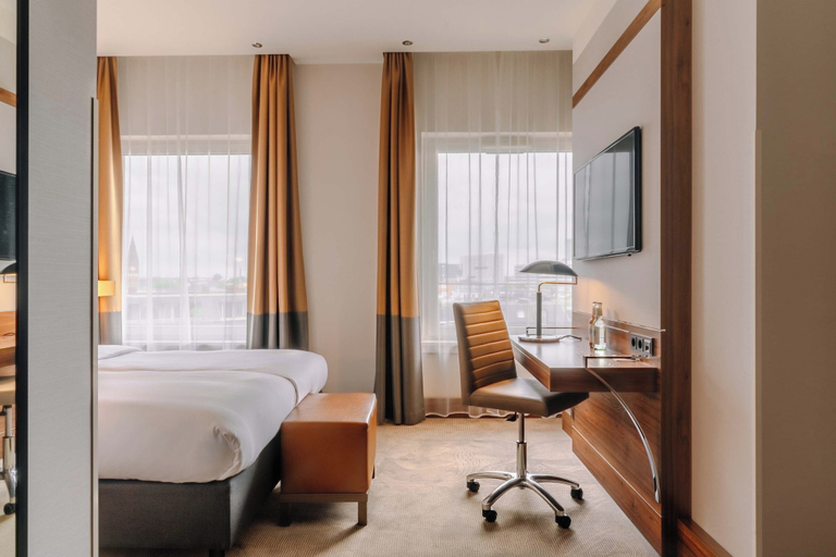 Bedroom 3, Reichshof Hotel Hamburg, Hamburg