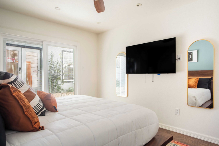 Bedroom 3, Lamar Suites by Avantstay 2 Homes w/ Shared Pool, Travis