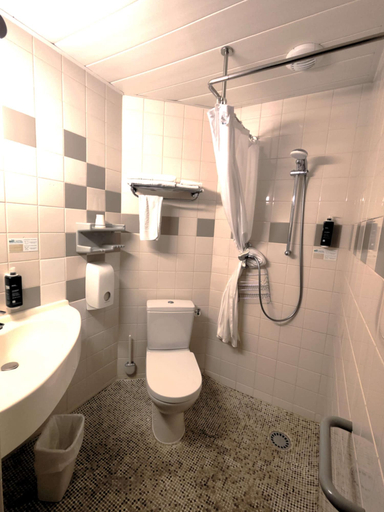 Bathroom 4, Campanile Grenoble Centre Gare, Isère