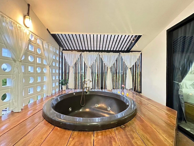 Bathroom 3, Penguin Villa Resort & Bistro, Muang Ratchaburi
