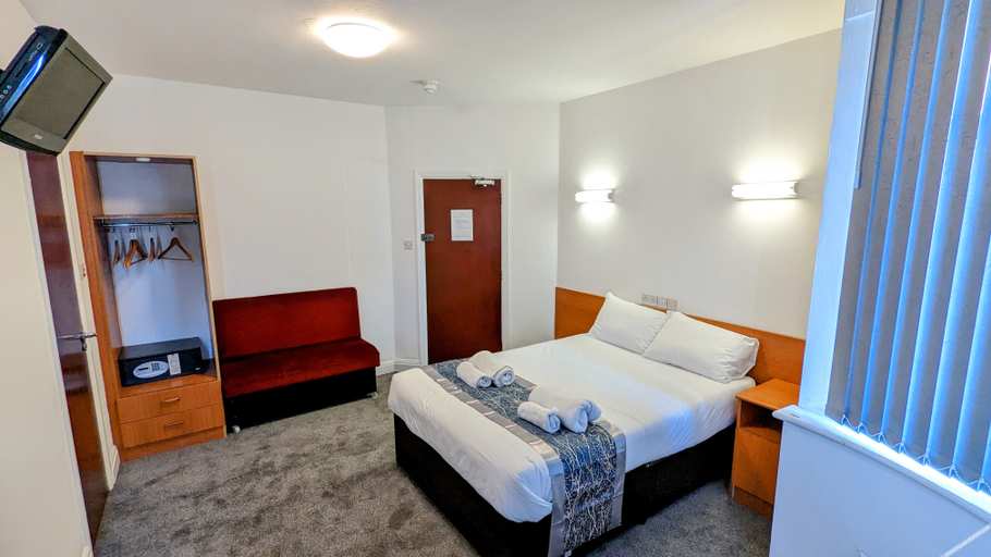 Bedroom 4, SK ヒースロー ホテル, London