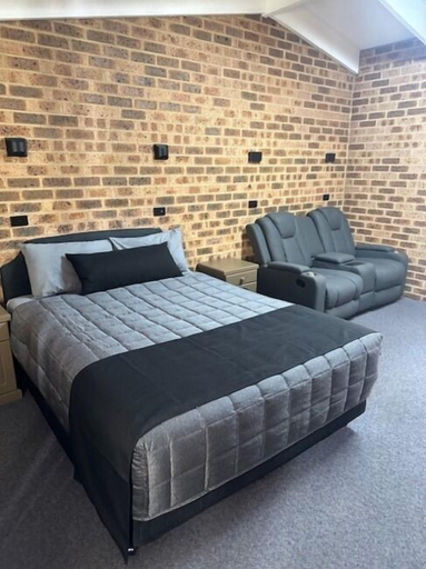 Bedroom 4, Clock Tower Motor Inn, Warrumbungle Shire