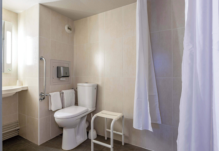 Bathroom 5, B&B HOTEL Périgueux Boulazac, Dordogne
