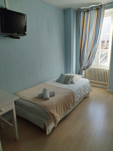 Bedroom 2, Hôtel les Thermes, Charente-Maritime