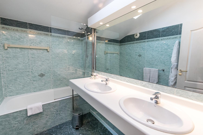 Bathroom 4, Cannes Croisette Prestige Aparthotel, Alpes-Maritimes