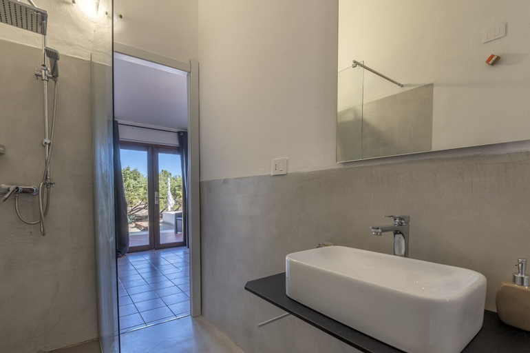 Bathroom 5, Q Resort, Sassari