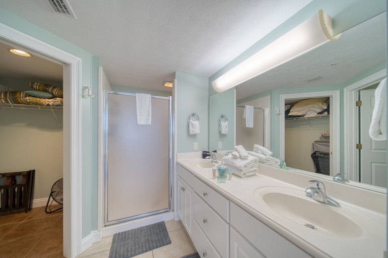 Bathroom 4, Treasure Island 0711, Bay