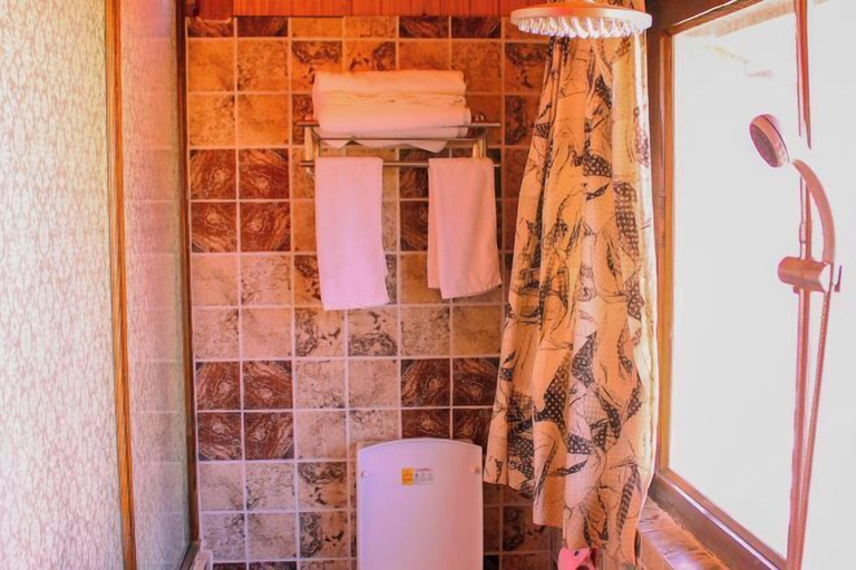 Bathroom 4, Lijiang Youmi Inn, Lijiang
