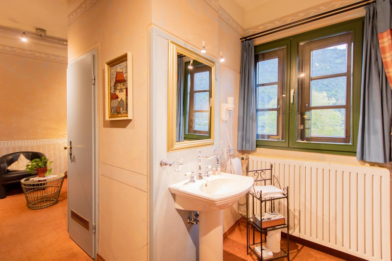 Bathroom 13