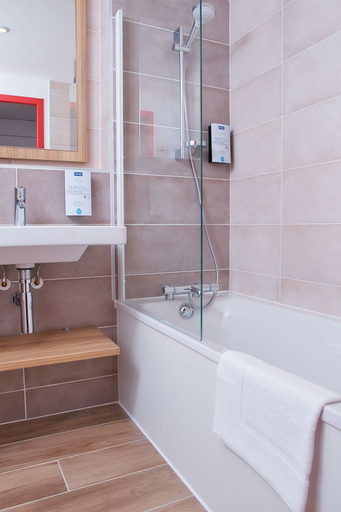 Bathroom 4, Kyriad Pontarlier, Doubs