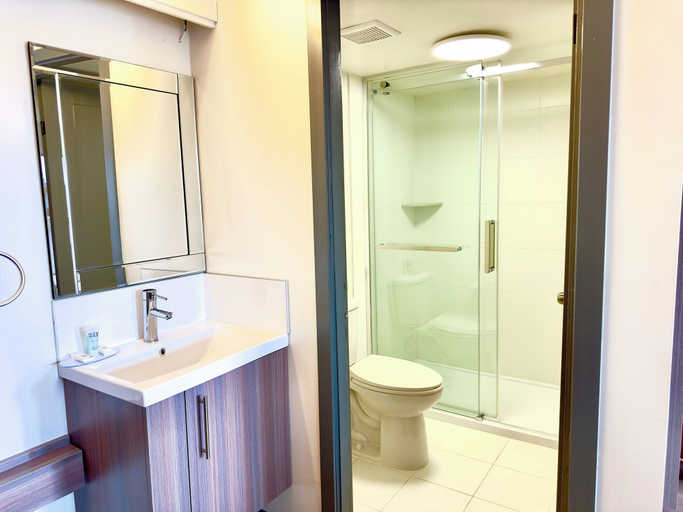Bathroom 5, Westport Inn, Division No. 19