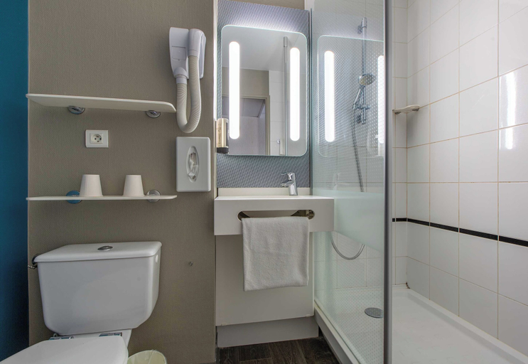 Bathroom 4, B&B Hotel Orléans Nord Saran, Loiret