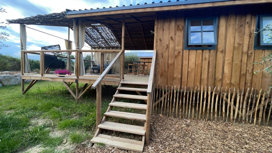 Exterior view 3, Lodges dans les vignes Domaine Terre des Mages, Hérault